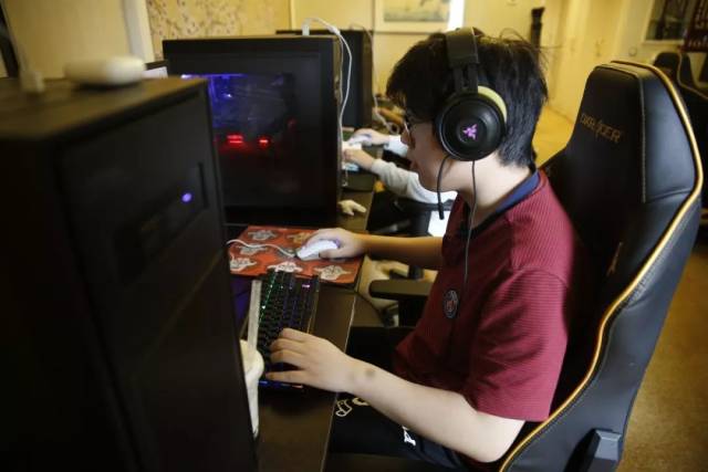 S联赛冠军被击败了？上单选手 Siwoo 展现了他的技能，作为 Dplus KIA 屠杀了整个战场，轻松击败了 T1 ！